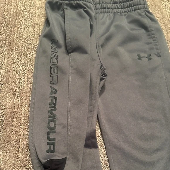 Under Armour lot. 3 long sleeve shirts and 1 pants size 3T - Picture 4 of 12